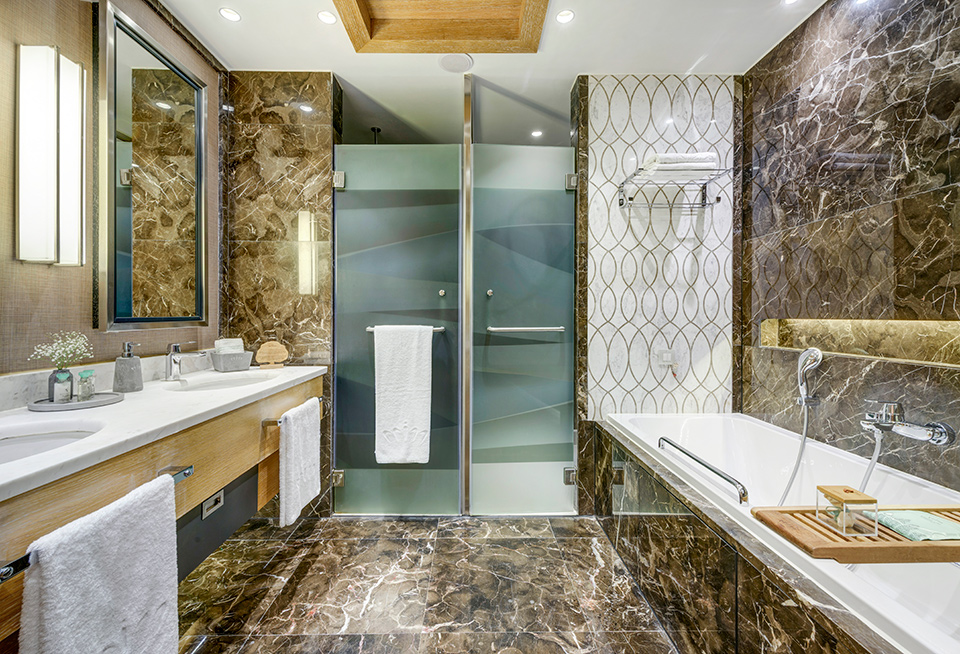 Regnumcarya Jadefamilyroom French Bedroom Bathroom 04