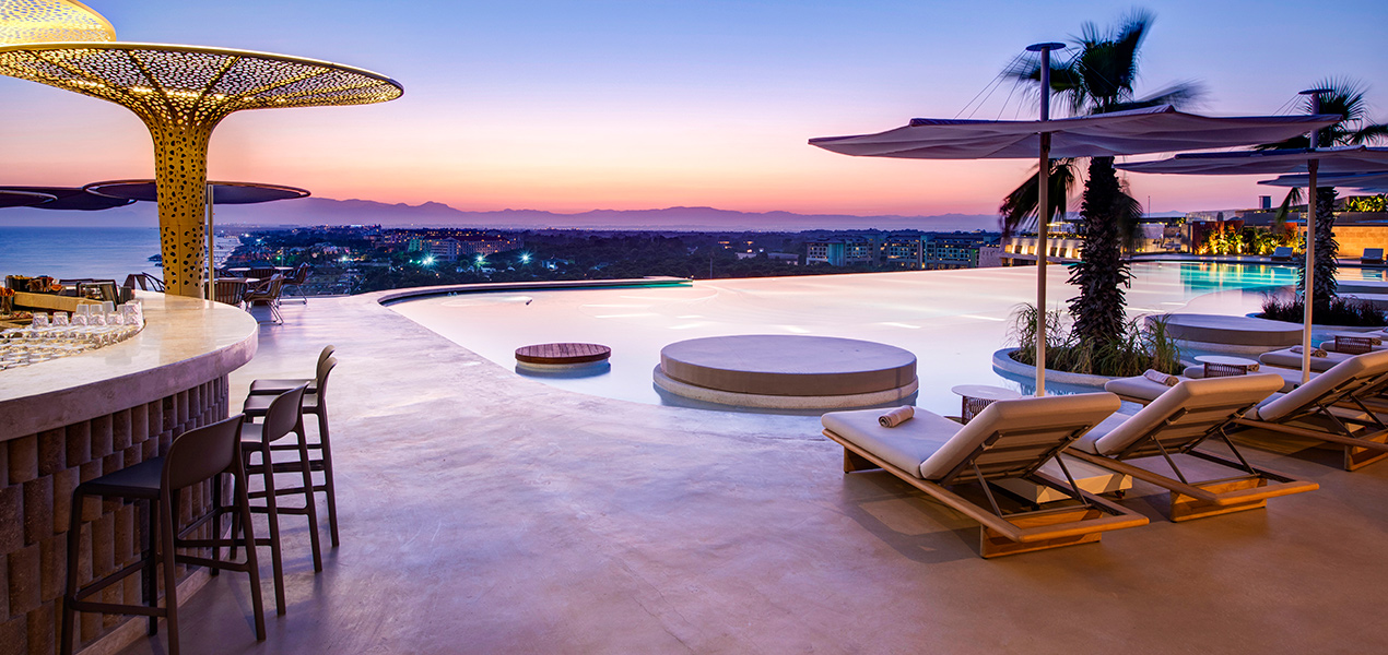 REGNUM THE CROWN Seven Infinity Pool Lounge 02 Slider